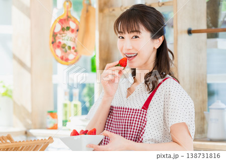 キッチンで苺を食べる女性 キッチンで苺を食べる女性 138731816