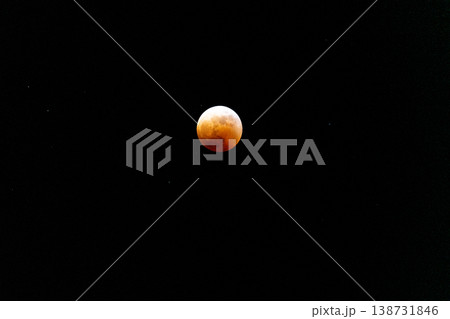 皆既月食の夜空に浮かぶ赤い月 138731846
