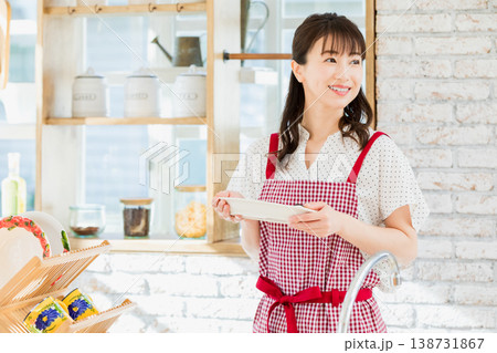 キッチンで料理をする若い女性 138731867