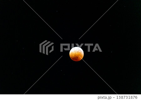 神秘的な皆既月食の夜 神秘的な皆既月食の夜 138731876