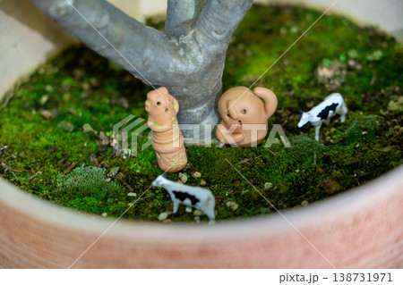 苔盆栽と素焼きの動物たち 138731971