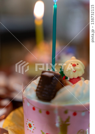 クリスマスのお祝いカップケーキ 138732115