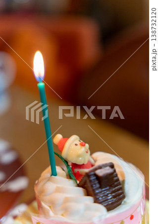 サンタとろうそくのミニケーキ サンタとろうそくのミニケーキ 138732120