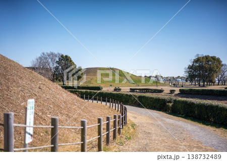 冬の公園、小道と小高い丘 138732489