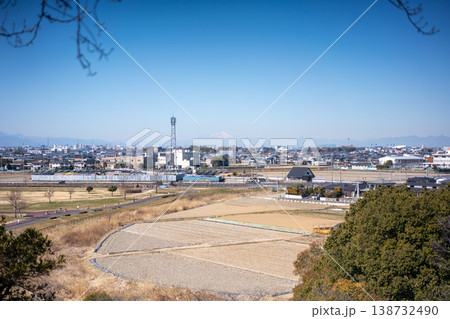 冬晴れの富士山と広がる街並み 138732490