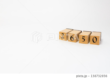木製ブロックで表現された4桁の数字 シンプルな数値イメージ素材 138732856