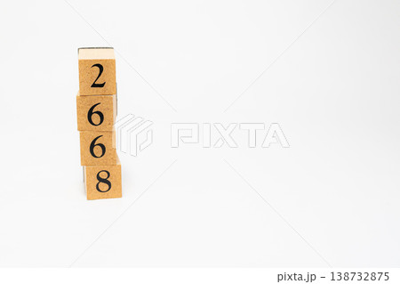 木製ブロックで表現された4桁の数字 シンプルな数値イメージ素材 138732875