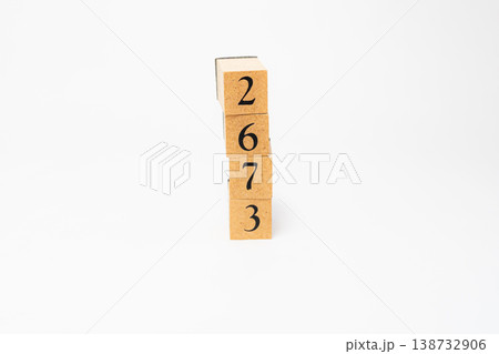 木製ブロックで表現された4桁の数字 シンプルな数値イメージ素材 138732906