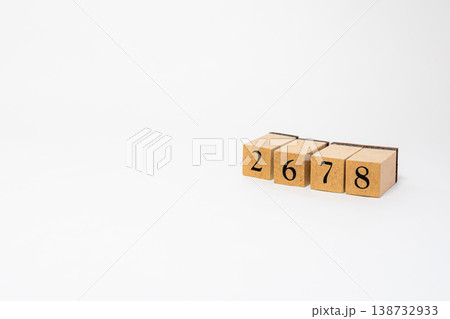 木製ブロックで表現された4桁の数字 シンプルな数値イメージ素材 138732933