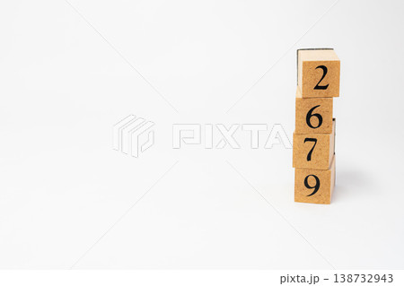 木製ブロックで表現された4桁の数字 シンプルな数値イメージ素材 138732943
