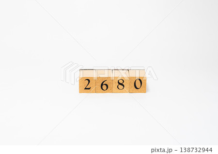 木製ブロックで表現された4桁の数字 シンプルな数値イメージ素材 138732944
