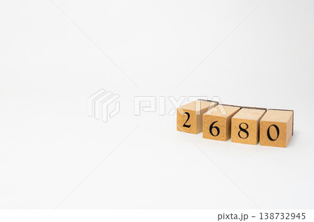 木製ブロックで表現された4桁の数字 シンプルな数値イメージ素材 138732945
