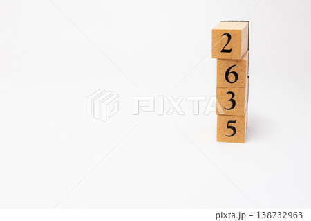 木製ブロックで表現された4桁の数字 シンプルな数値イメージ素材 138732963