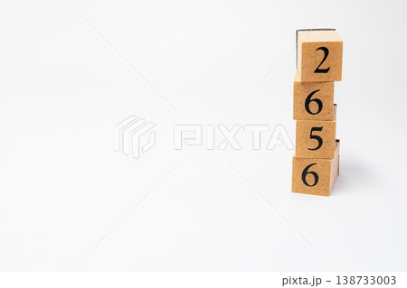 木製ブロックで表現された4桁の数字 シンプルな数値イメージ素材 木製ブロックで表現された4桁の数字 シンプルな数値イメージ素材 138733003