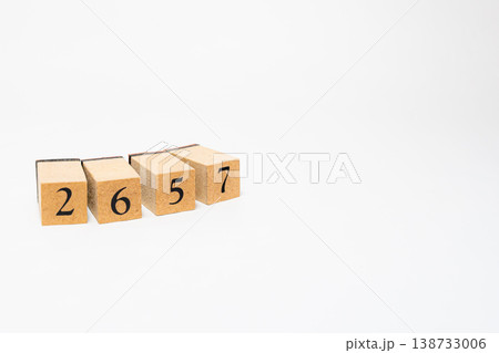 木製ブロックで表現された4桁の数字 シンプルな数値イメージ素材 木製ブロックで表現された4桁の数字 シンプルな数値イメージ素材 138733006