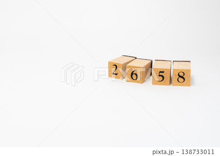 木製ブロックで表現された4桁の数字 シンプルな数値イメージ素材 138733011