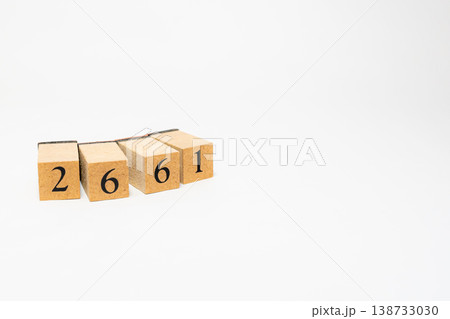 木製ブロックで表現された4桁の数字 シンプルな数値イメージ素材 138733030