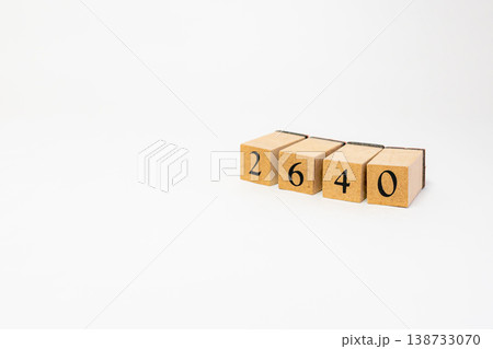 木製ブロックで表現された4桁の数字 シンプルな数値イメージ素材 138733070