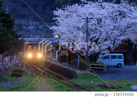 満開の夜桜に迎えられて安部駅に入線する若桜鉄道の気動車 満開の夜桜に迎えられて安部駅に入線する若桜鉄道の気動車 138733430