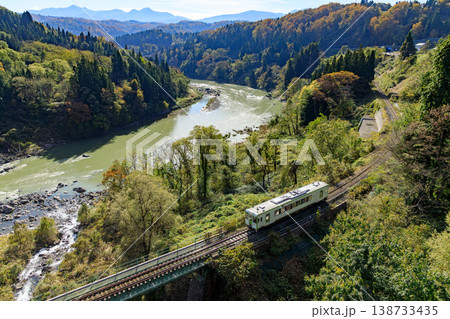 千曲川に沿って走る飯山線の気動車を栄大橋から望む晩秋の風景 138733435