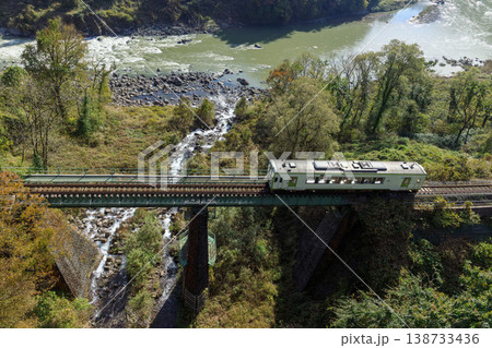 ジオラマのような飯山線の気動車を栄大橋から望む晩秋の風景 138733436