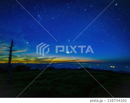 大台ヶ原で見た正木峠から望む満天の星空と夜明けの美しいグラデーション 大台ヶ原で見た正木峠から望む満天の星空と夜明けの美しいグラデーション 138734102