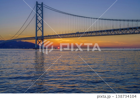 明石海峡大橋の夕暮れ 瀬戸内海の美しい夕日と世界最大級の吊橋 絶景 兵庫県 明石海峡大橋の夕暮れ 瀬戸内海の美しい夕日と世界最大級の吊橋 絶景 兵庫県 138734104