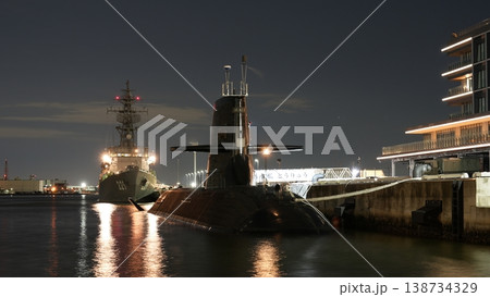 夜の港に停泊する護衛艦あぶくまと潜水艦とうりゅう 夜の港に停泊する護衛艦あぶくまと潜水艦とうりゅう 138734329