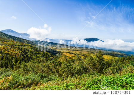 初秋の立山、バスの車窓より弥陀ヶ原方面を望む 138734391