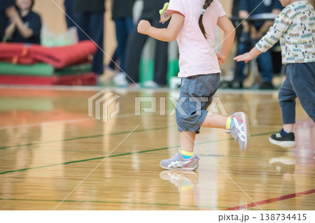 【保育園の運動会 障害物競走】 【保育園の運動会 障害物競走】 138734415