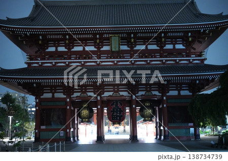 ライトアップされた浅草寺 138734739