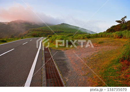 伊豆半島の伊豆山稜線歩道 西伊豆スカイラインのあせびヶ原から望む朝霧流れる達磨山 伊豆半島の伊豆山稜線歩道 西伊豆スカイラインのあせびヶ原から望む朝霧流れる達磨山 138735070