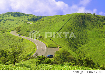 伊豆半島 夏の伊豆山稜線歩道 達磨山より望む草原の縦走路と古稀山と西伊豆スカイライン 伊豆半島 夏の伊豆山稜線歩道 達磨山より望む草原の縦走路と古稀山と西伊豆スカイライン 138735106