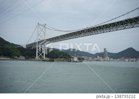 関門海峡にかかる関門橋 関門海峡にかかる関門橋 138735212