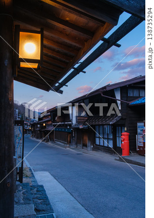 奈良井宿の夕暮れ 138735294