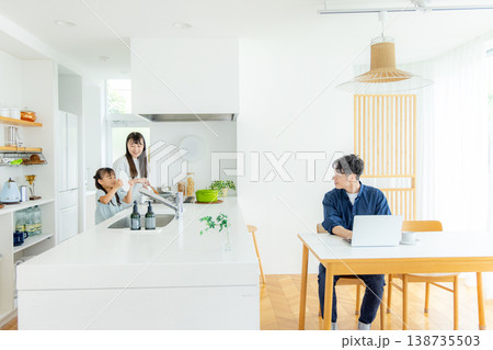 テレワークする若い家族 テレワークする若い家族 138735503