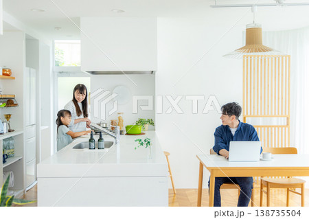 テレワークする若い家族 テレワークする若い家族 138735504