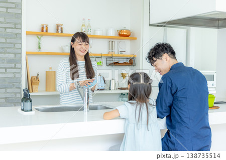 キッチンで会話をする親子 138735514