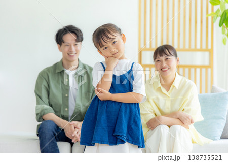 考える子供と見守る両親 138735521