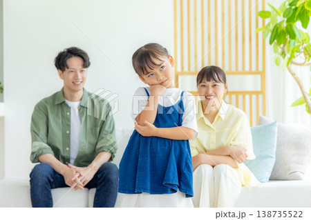 考える子供と見守る両親 考える子供と見守る両親 138735522