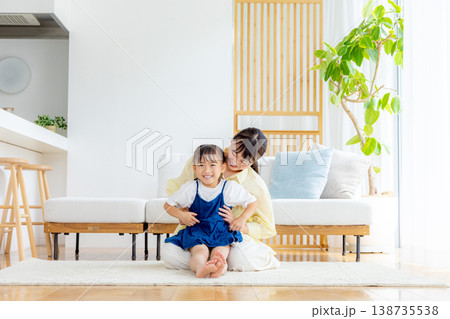 リビングでくつろぐ親子 138735538