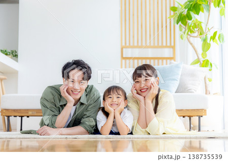 リビングでくつろぐ若い家族 138735539