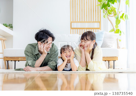 リビングでくつろぐ若い家族 138735540