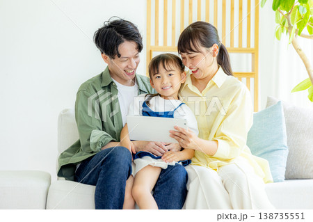 タブレットで動画を見る家族 タブレットで動画を見る家族 138735551