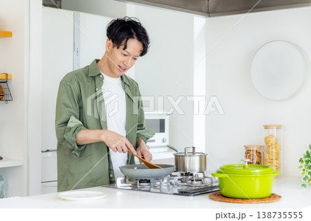 料理をする男性 料理をする男性 138735555