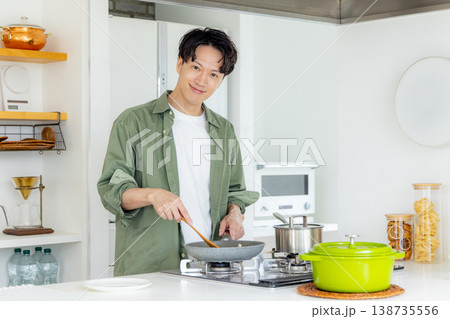料理をする男性 138735556