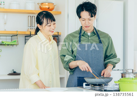 キッチンで料理する夫婦 キッチンで料理する夫婦 138735561