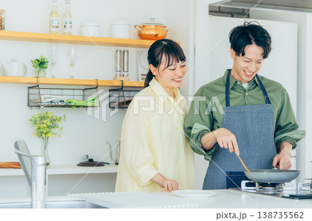 キッチンで料理する夫婦 138735562