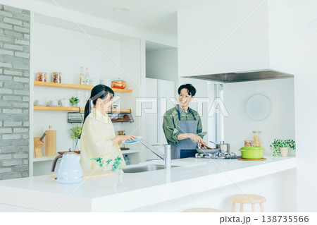 キッチンで料理する夫婦 138735566