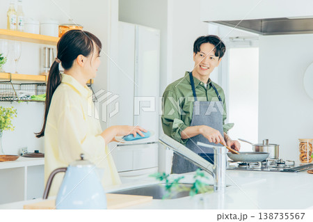 キッチンで料理する夫婦 138735567
